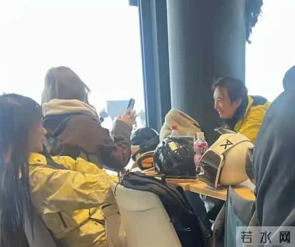 37岁王思聪滑雪，五位美女同行，个个如花似玉，越活越年轻