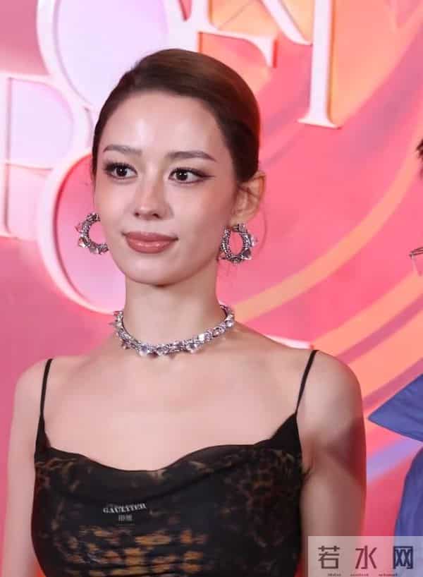 上海红毯太真实，谭卓脸肿，吉娜大小胸成谜，赵雅芝深V险走光