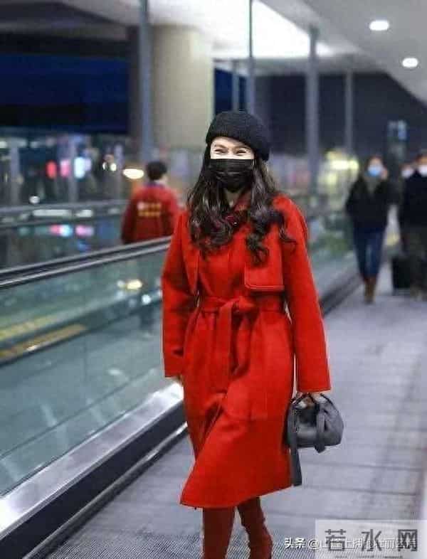 57岁伊能静不服老，机场穿红大衣+长筒靴+贝雷帽，越老越时髦