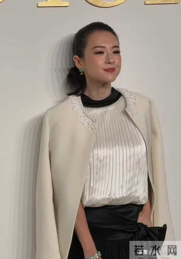 章子怡出席北京Dior之家开幕,穿米色长款外套,压轴出场大气漂亮