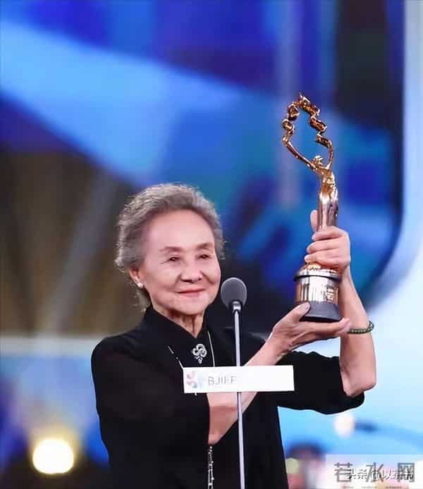 87岁吴彦姝没想到，丈夫和父母去世后，名校博士的外孙成她的依靠