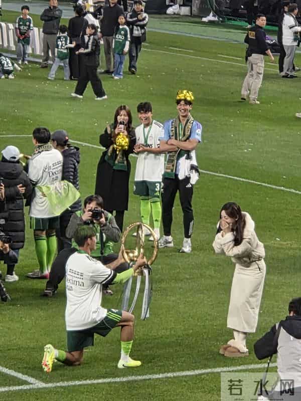 韩国国脚宋旼奎完婚，妻子为著名主持人郭敏善