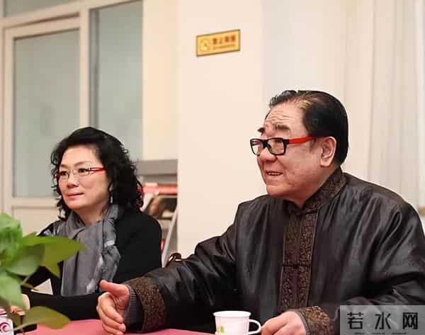 嫁大自己18岁的音乐家，丈夫葬礼却没有露面，如今儿子成她的骄傲