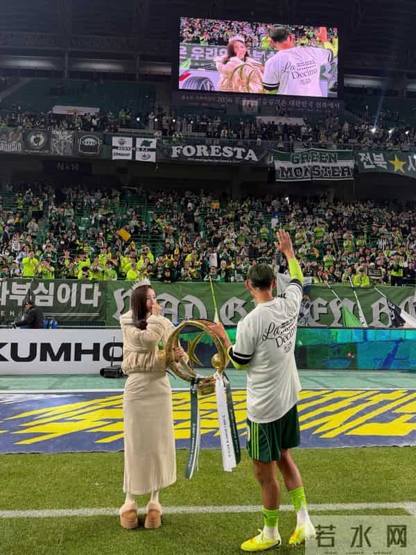 韩国国脚宋旼奎完婚，妻子为著名主持人郭敏善