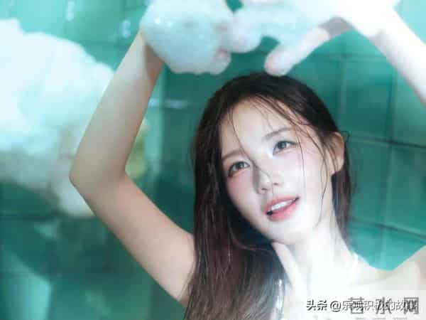 李一桐｜浴室泳装