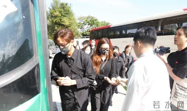 香港TVB著名男星的父亲在近日离世,他送别父亲最后一程