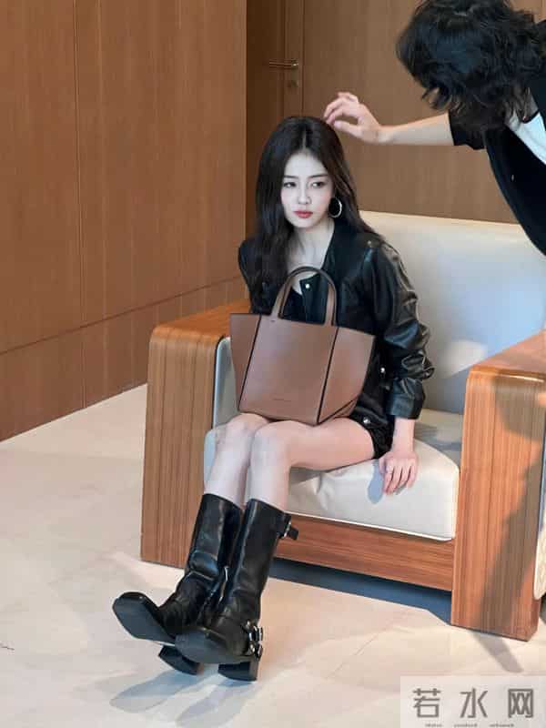 白鹿喜欢穿超薄肉色丝袜