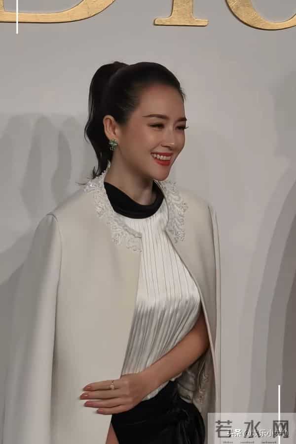 章子怡出席北京Dior之家开幕,穿米色长款外套,压轴出场大气漂亮