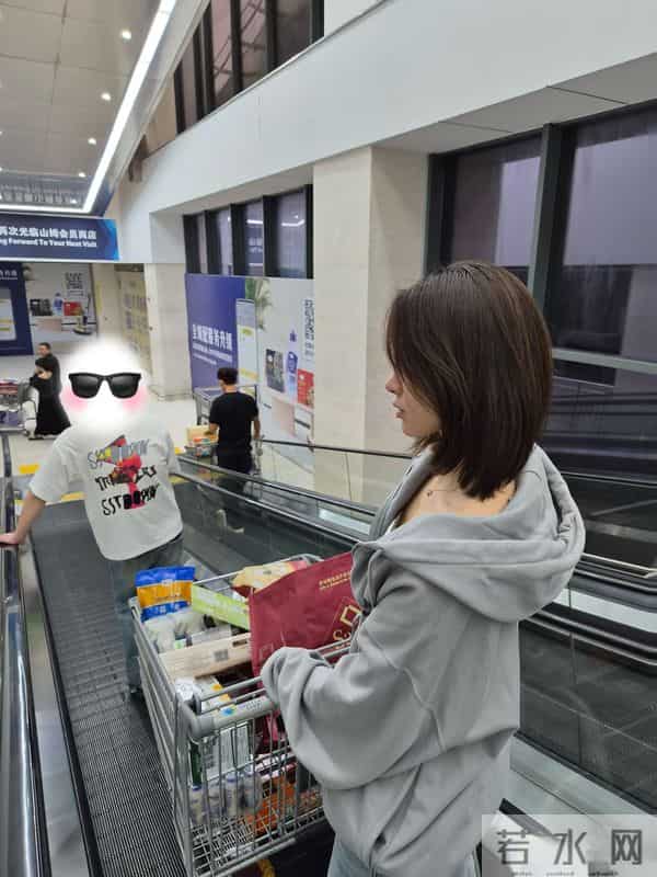 吴艳妮分享松弛生活，灰卫衣搭牛仔裤逛山姆，短发造型尽显灵动美