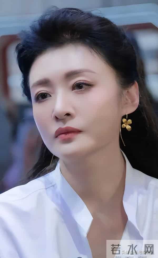 她“抛弃”前夫再嫁百亿富豪，从央视辞职8年，今56岁跨行当演员