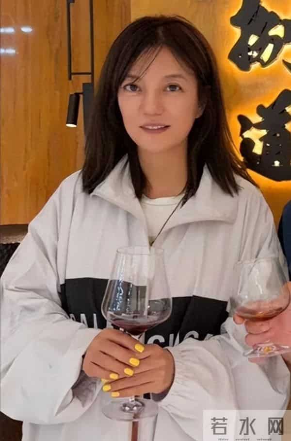 面相又变了！49岁赵薇近况曝光，又老又瘦没架子，却再无回头路走