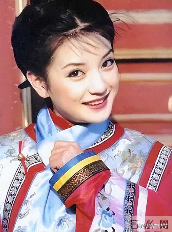 面相又变了!49岁赵薇广东吃饭,又老又瘦没架子,却再无回头路走