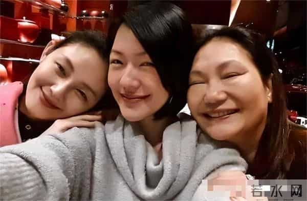 眼睛红肿、面色苍白,S妈状态引发网友担忧,原来她还没走出悲伤