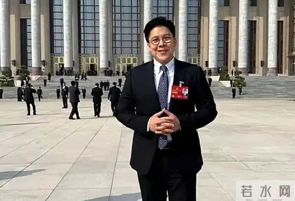 正式官宣！45岁霍启刚又升职了，级别很高，妻子郭晶晶的话全应验