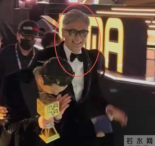 “捐款风波”10天后，王晶又爆周润发真实人品，原来我们都被骗了