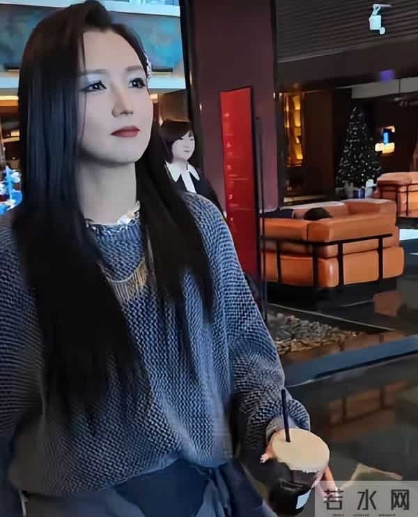 何洁咋成这样了!金头发黑皮肤身上也臃肿,连气质都变的含胸驼背