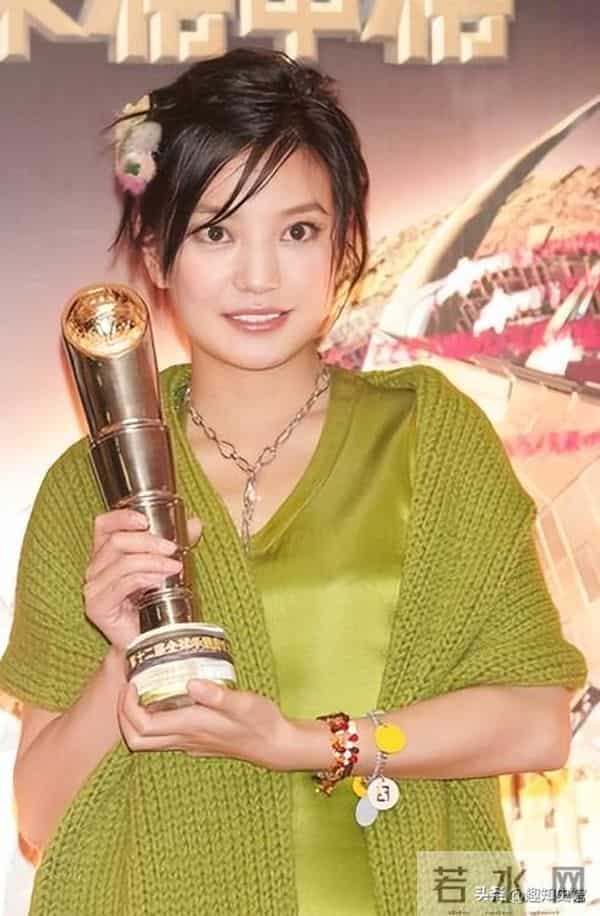 面相又变了!49岁赵薇广东吃饭,又老又瘦没架子,却再无回头路走