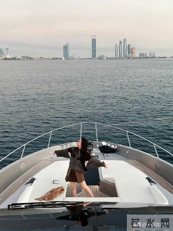 神仙姐姐刘亦菲身穿路易威登外套和短裙现身游艇，又御又酷！