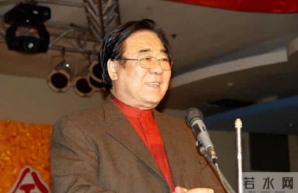 嫁大自己18岁的音乐家，丈夫葬礼却没有露面，如今儿子成她的骄傲