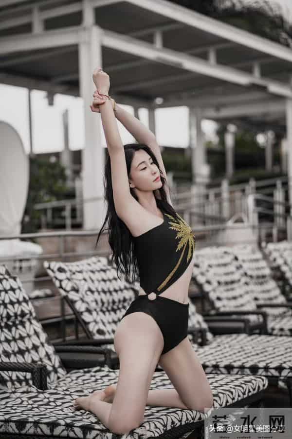 母其弥雅，黑色泳装，秀大长腿