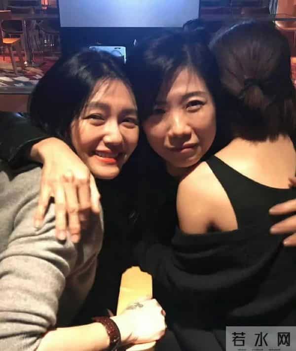 小S晒母女四人p图照!屋里摆着巨大的S照,徐妈两个举动让人心疼