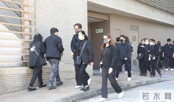 马国明父亲出殡！他手捧遗照神情哀伤，妻子汤洛雯陪伴左右