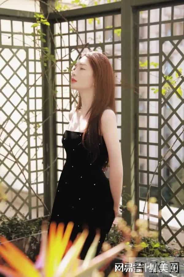 江疏影脚踩黑色一字带高跟凉鞋,大秀白皙美腿玉足