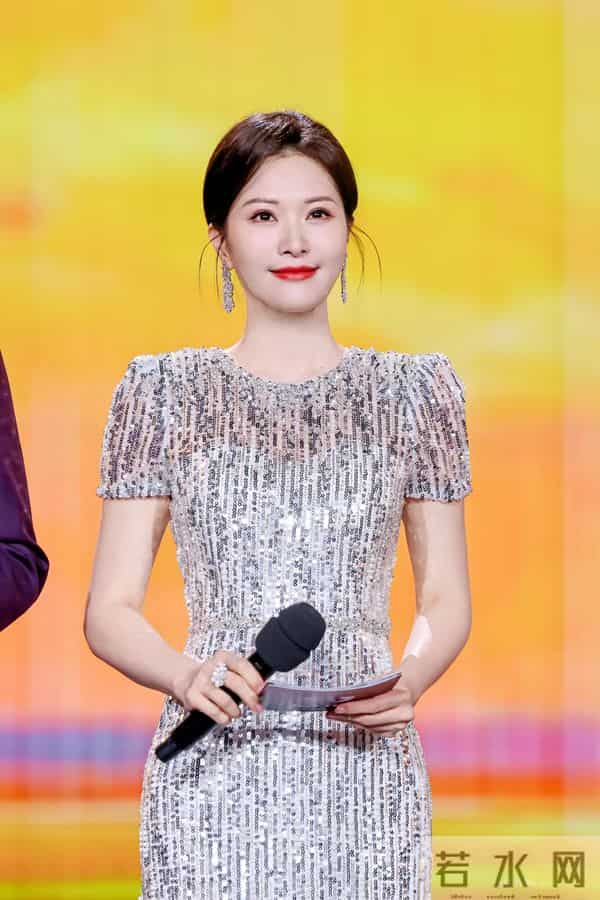 映玲亮相海南岛国际电影节,银裙主持尽显优雅