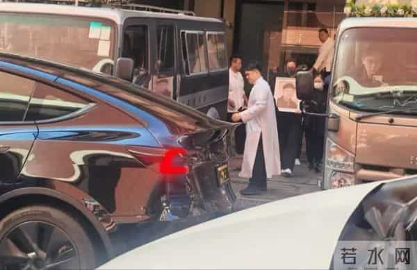 突发！马国明父亲离世，出殡过程曝光，汤洛雯搀扶着婆婆送别公公