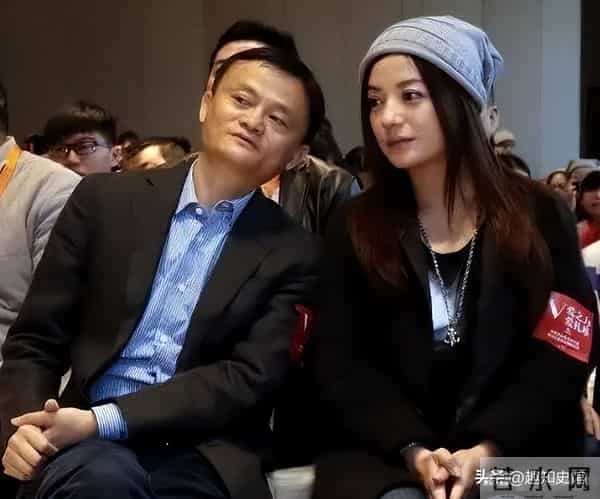 面相又变了!49岁赵薇广东吃饭,又老又瘦没架子,却再无回头路走