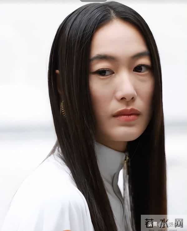 北京酒会太真实，吉娜"假胸"尴尬，娜然脸肿胀，秦舒培一脸男相