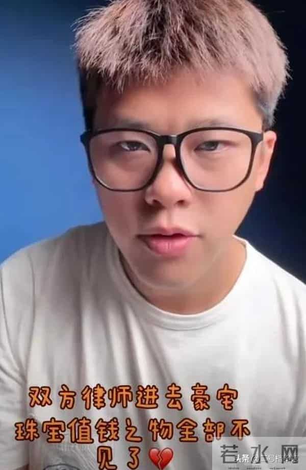 S妈手捧金钟奖落泪，大S相框旁放杂物引争议，爱与不爱真的很明显