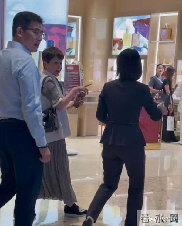 65岁梁安琪带奚梦瑶逛奢店,不敢上扶梯想走没成功,何猷君显尴尬