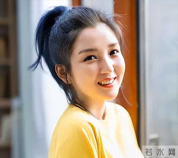 39岁何洁被嘲不忍直视, 腋下勒出副乳肚子三层肉, 养4个娃操劳疲惫