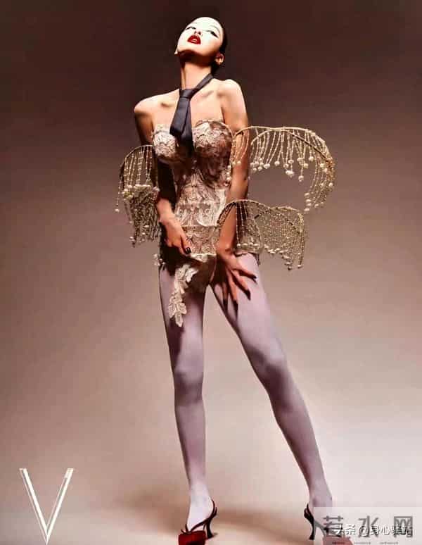 辛芷蕾穿搭惊艳，温柔慵懒美到犯规，原来是被角色耽误的时尚icon