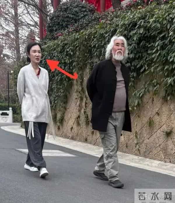 74岁张纪中逛径山寺，挺大肚依然白须白发，43岁杜星霖干瘪苍老