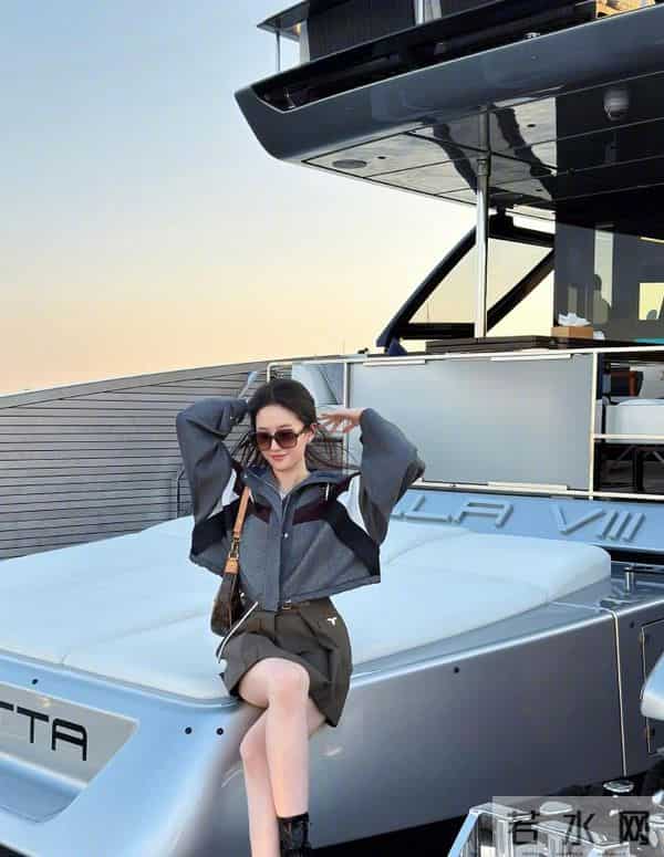 刘亦菲瘦了!她穿小背心游艇上自拍,雪白肌肤,白富美松弛又帅气