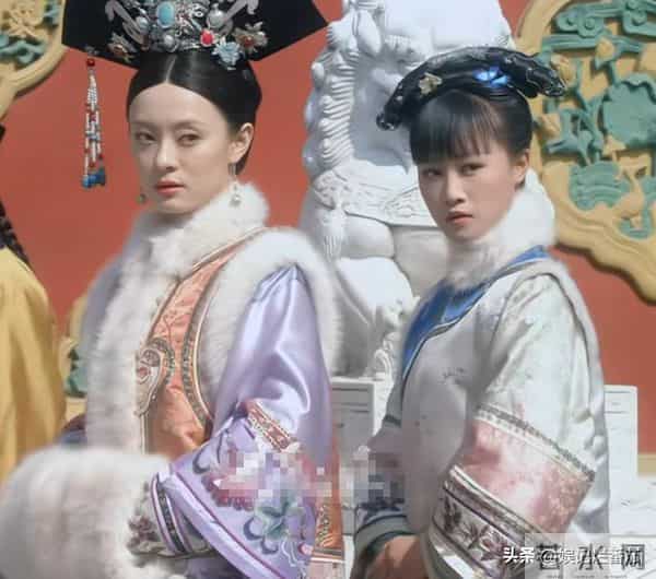 一脸苦相,眼神空洞,表情死板,没李纯的气质,谭凯也带不动她