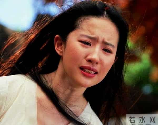 国内挣钱国外花？被金鹰奖"除名"的刘亦菲，终是为母亲的糊涂买单