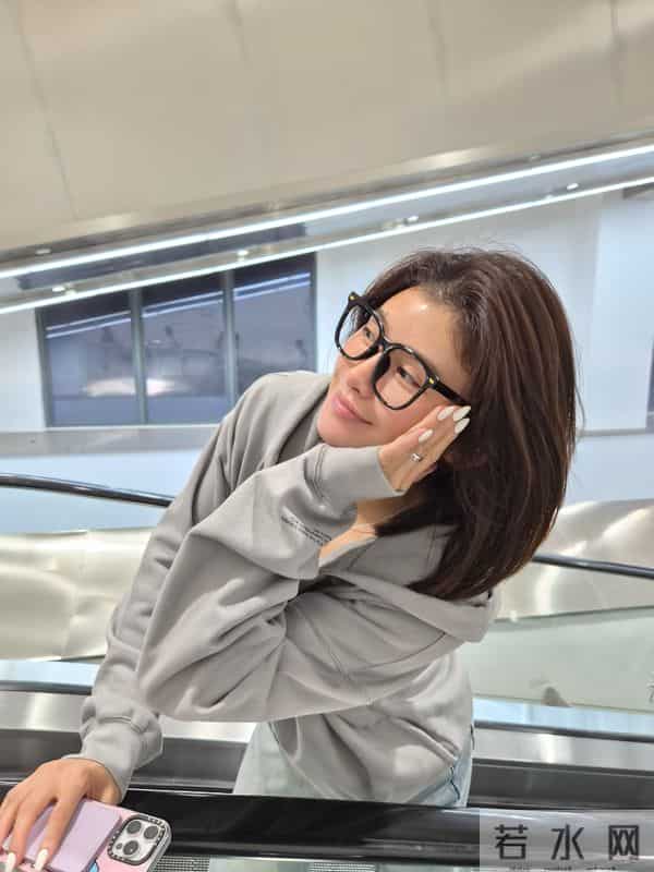 吴艳妮分享松弛生活，灰卫衣搭牛仔裤逛山姆，短发造型尽显灵动美