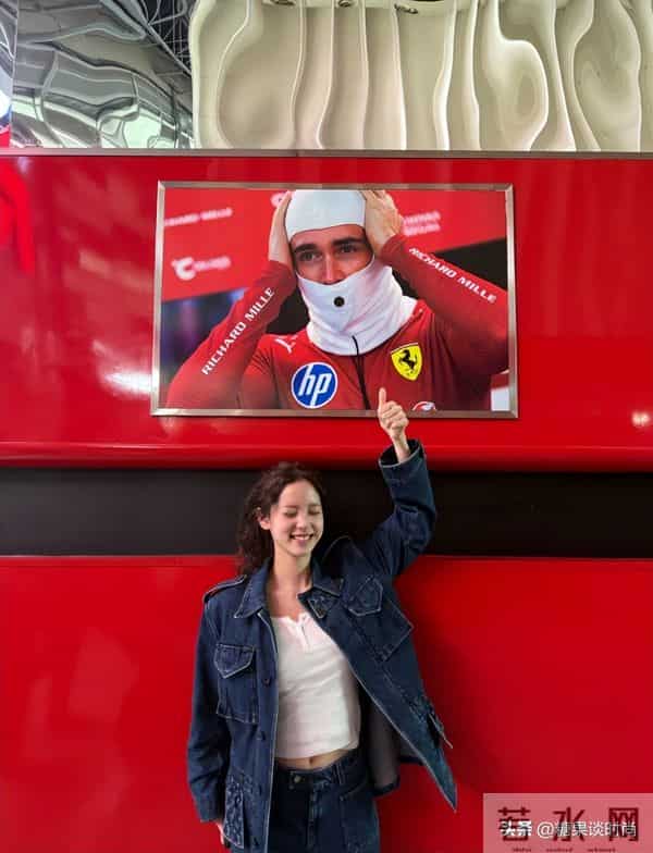 167cm的欧阳娜娜，身穿牛仔套装+黑色皮鞋，活泼可爱，又酷又甜