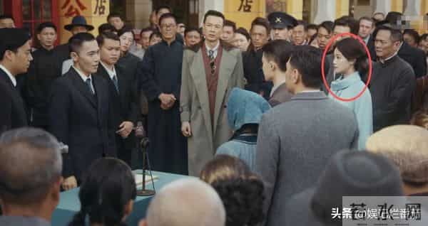 一脸苦相,眼神空洞,表情死板,没李纯的气质,谭凯也带不动她