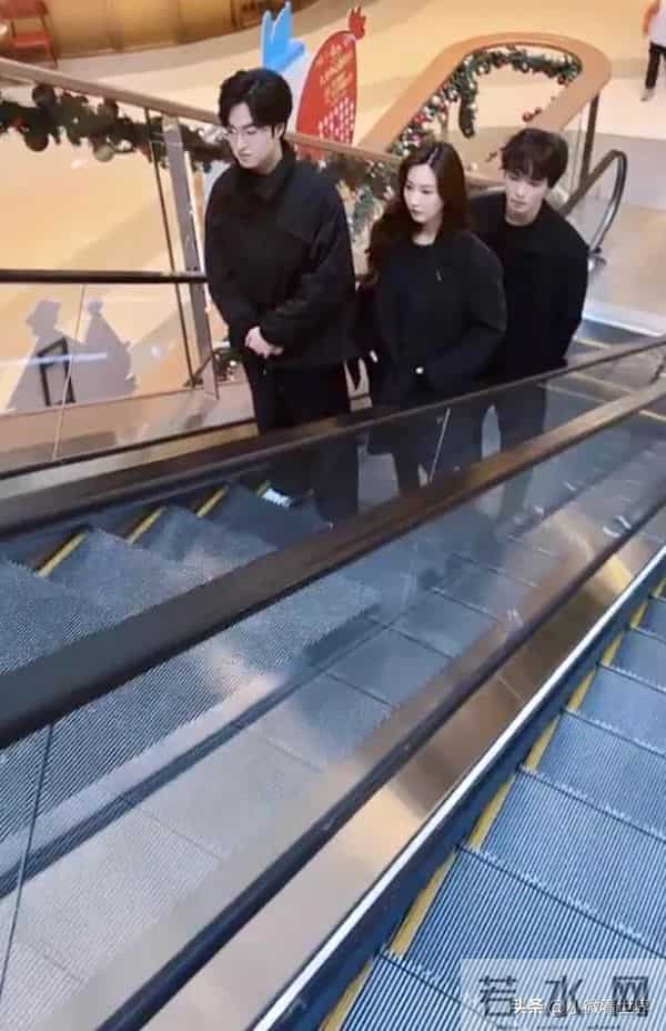 马景涛前妻带180高个儿子逛街，母子仨像姐弟，骄傲称儿子比爸帅