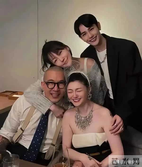 s妈痛哭,小s晒全家福,大s去世10个月,她们一家都变了