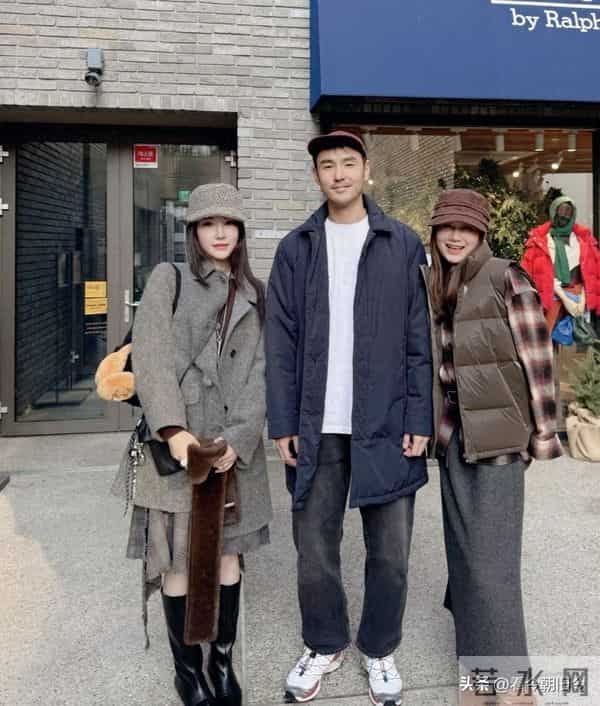 42岁阮经天和弟弟现身韩国首尔逛街购物,兄弟俩的身材很高挑。