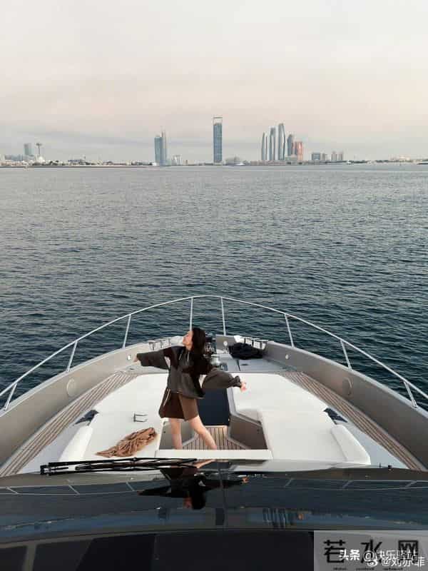 美爆了!刘亦菲旅游游艇新照 身穿LV系列高调奢华 减肥成功重返巅峰