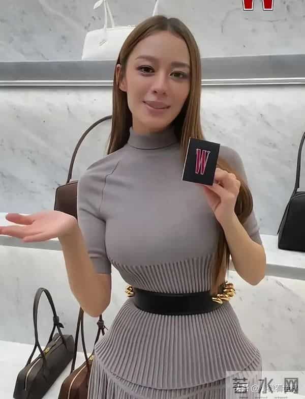 北京酒会太真实,吉娜“假胸”尴尬,娜然脸肿胀,秦舒培一脸男相