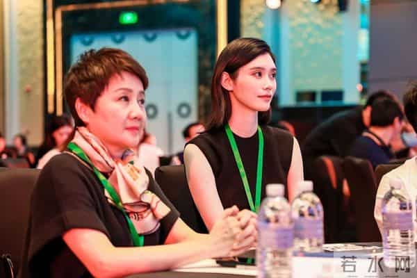 奚梦瑶凸肚疑似怀第三胎,与何猷君甜蜜现身,同行还有奶奶梁安琪