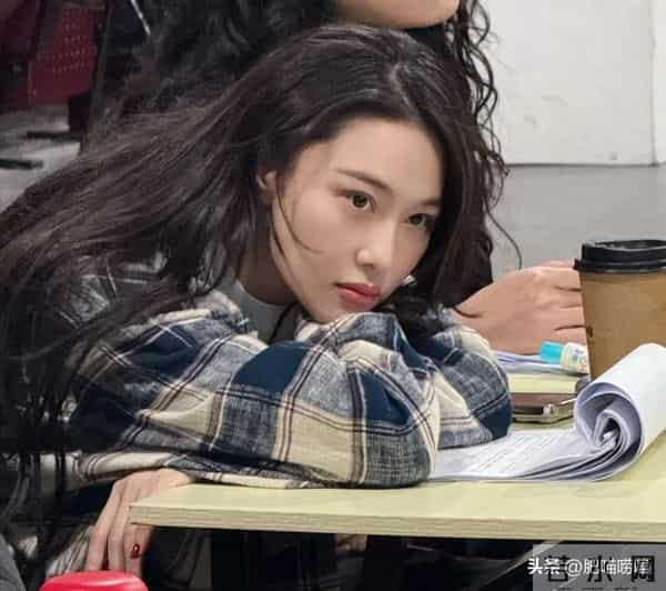 38岁张馨予晒近照,穿卫衣扎马尾似20岁,何捷真把她宠成了小女孩