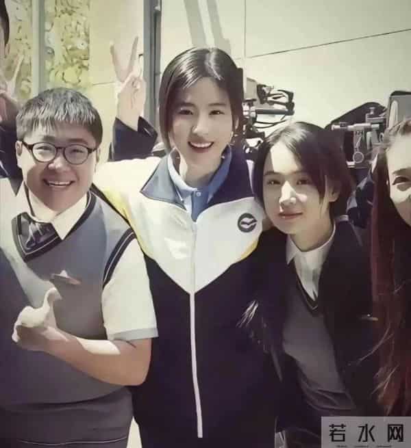 学生时的刘亦菲与同学们的一张留影,这颜值可谓倾国倾城